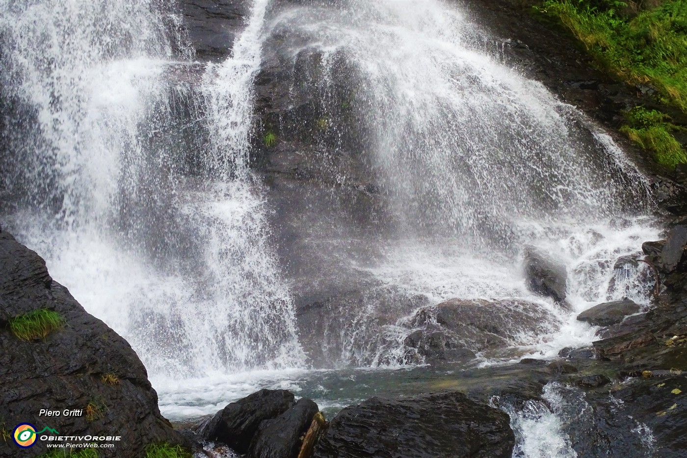 99 Acqua discendente in cascata dalla Valsambuzza.JPG